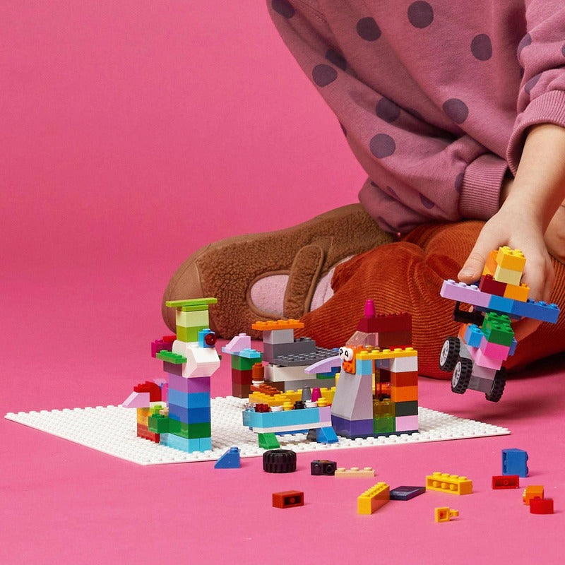 LEGO 经典白色底板 11026 建筑套装；适合4岁以上LEGO玩家的无限创意游戏（1件）｜LEGO® Classic Valkoinen rakennuslevy 11026 Rakennussarja; Loputtomasti luovia leikkejä yli 4-vuotiaille LEGO rakentajille (1 osa)